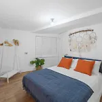 Well Connected 2 Bedroom Flat With Ensuite Bathrooms In London Se5
