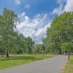 Well Connected 2 Bedroom Flat With Ensuite Bathrooms In London Se5