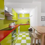 Well Connected 2 Bedroom Flat With Ensuite Bathrooms In London Se5