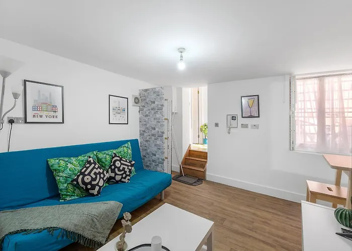 Well Connected 2 Bedroom Flat With Ensuite Bathrooms In London Se5