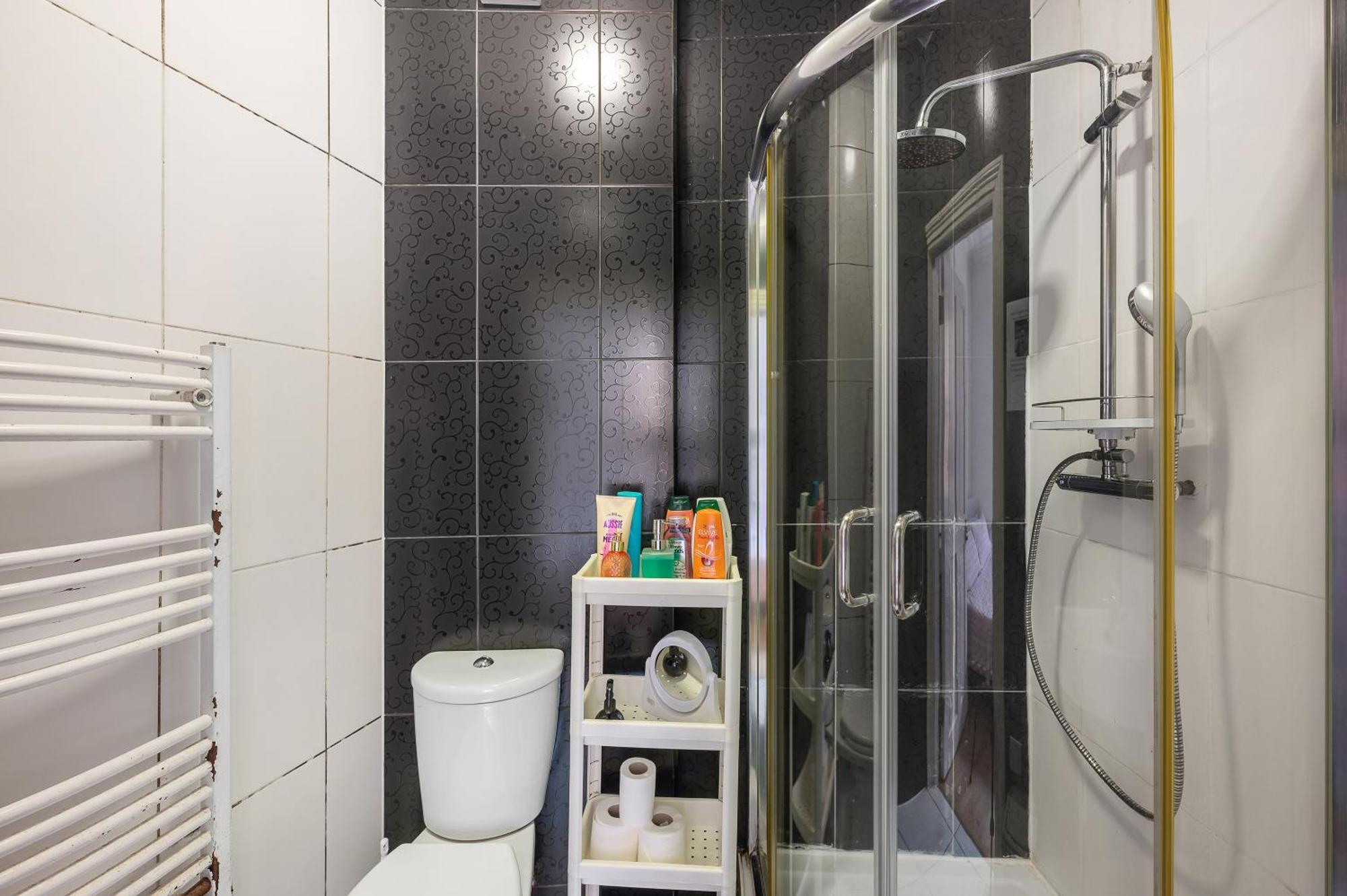 Well Connected 2 Bedroom Flat With Ensuite Bathrooms In Se5 *