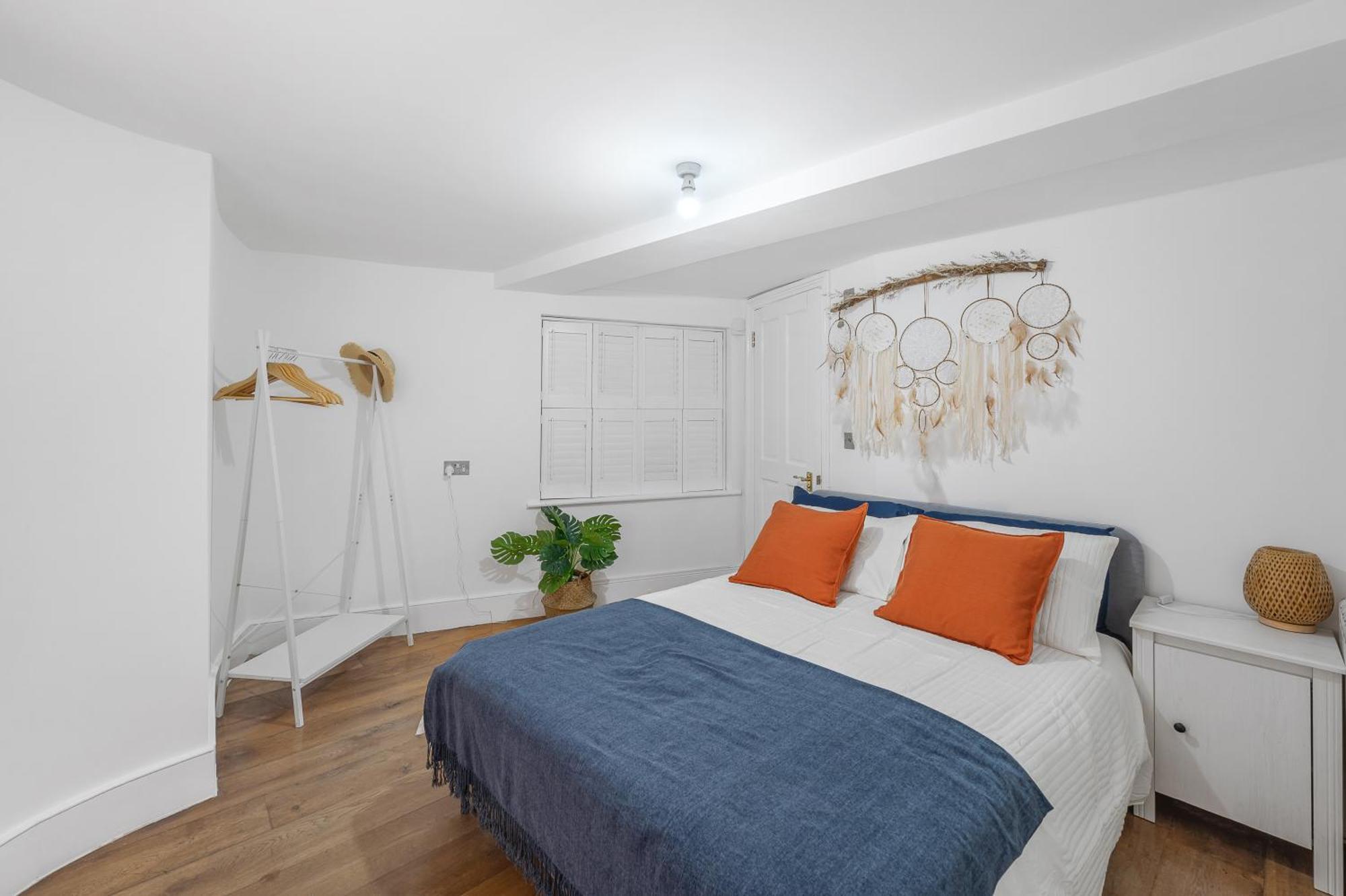 Well Connected 2 Bedroom Flat With Ensuite Bathrooms In Se5 Appartement Londen