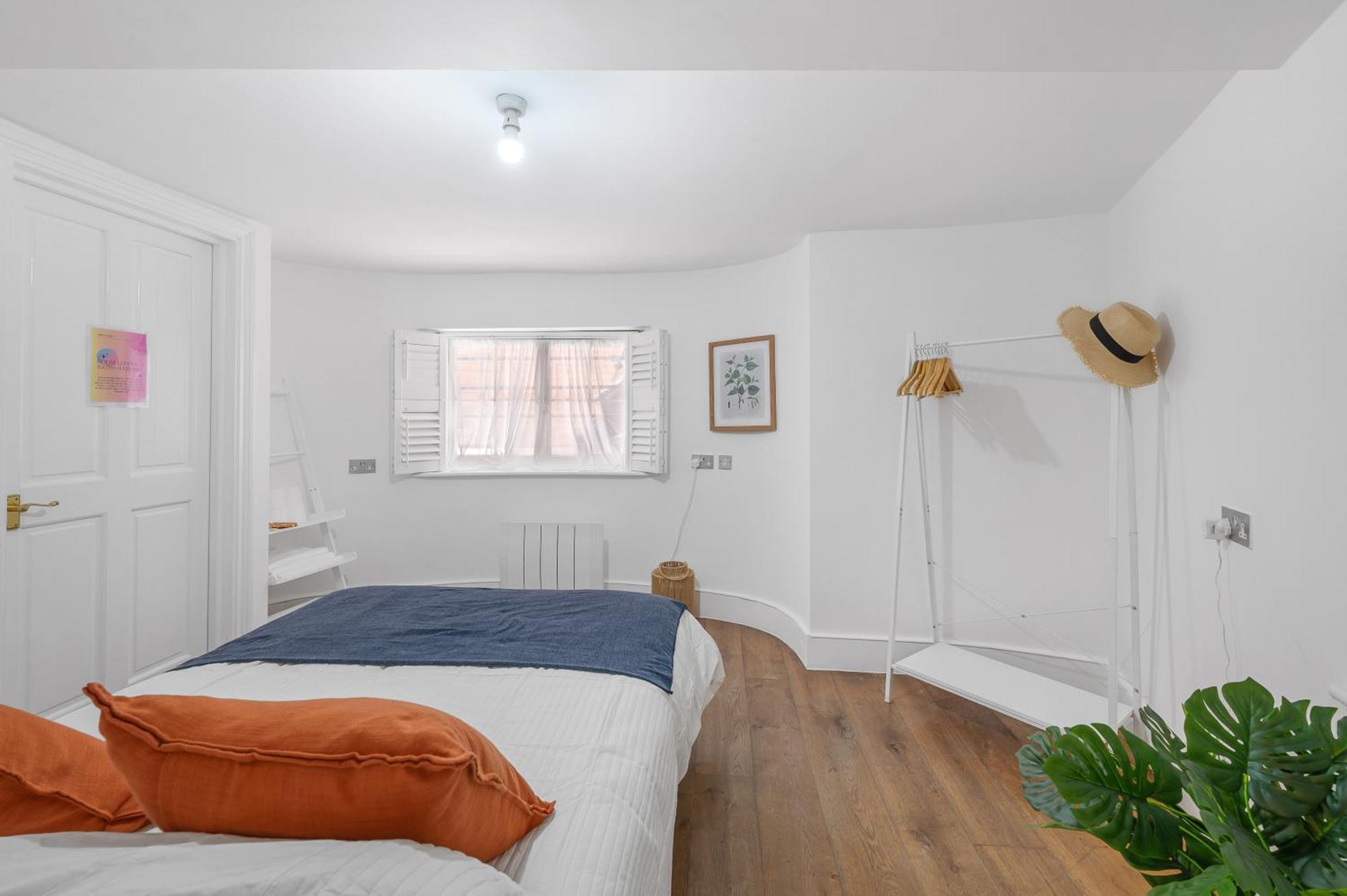 Well Connected 2 Bedroom Flat With Ensuite Bathrooms In Se5 Appartement