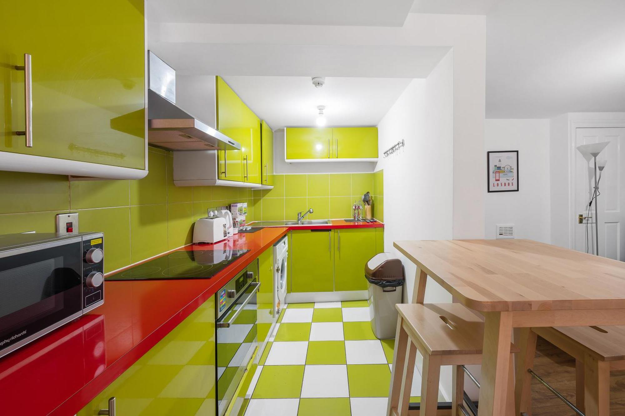 Well Connected 2 Bedroom Flat With Ensuite Bathrooms In Se5 Londen