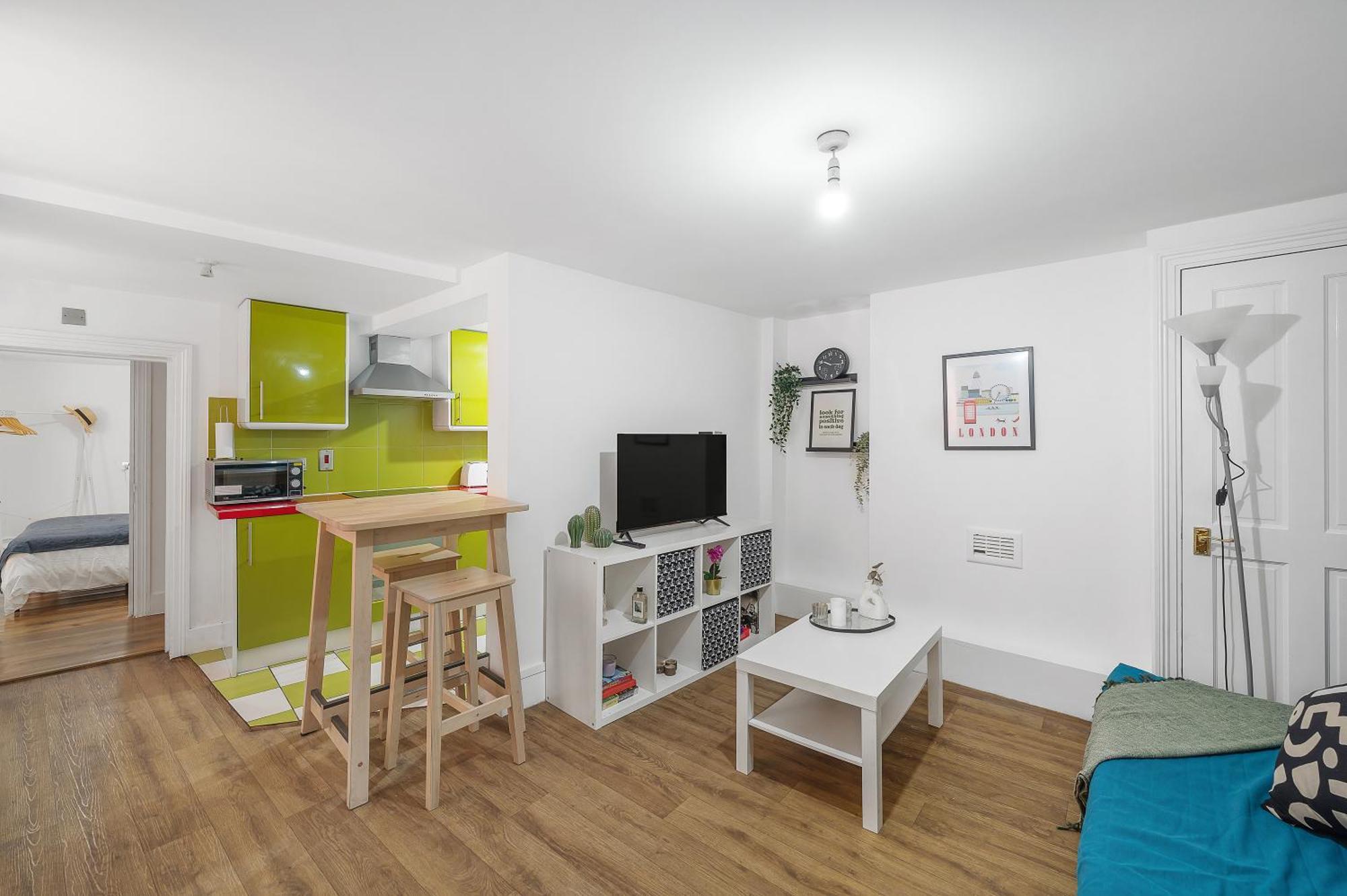 Well Connected 2 Bedroom Flat With Ensuite Bathrooms In Se5