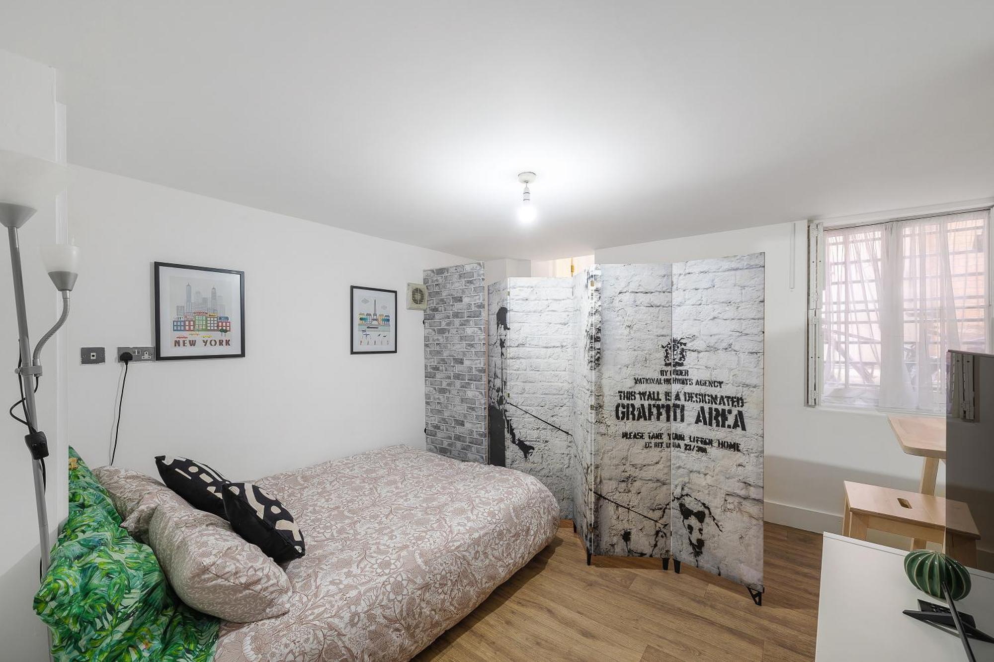 Well Connected 2 Bedroom Flat With Ensuite Bathrooms In Se5 *